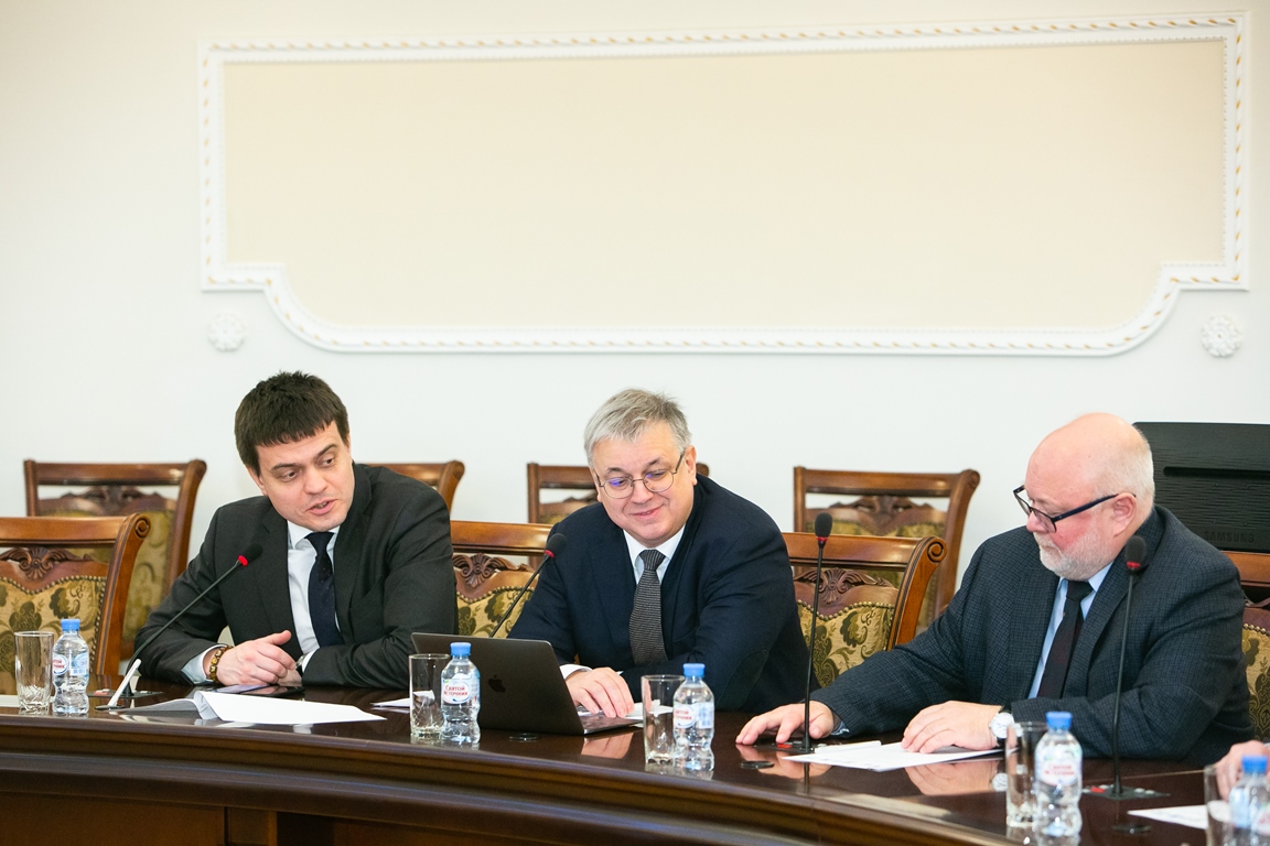 Mikhail Kotyukov, Russian Minister of Science and Higher Education, and Yaroslav Kuzminov, HSE Rector, and Mikhail Egorov, Director of the Zelinsky Institute of Organic Chemistry, member of RAS, secretary of the RAS Division of Chemistry and Material Science