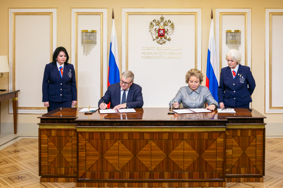 Иллюстрация к новости: Подписано соглашение о сотрудничестве между Советом Федерации РФ и ВШЭ